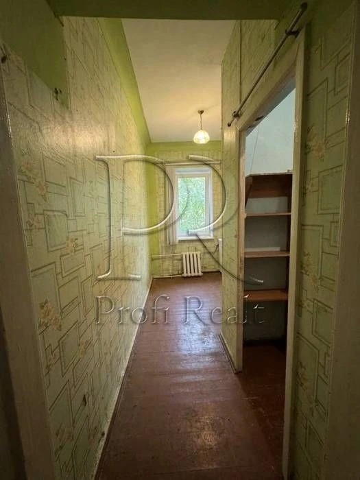 Sale of a 3-room apartment at Yuri Lytvynsky 56