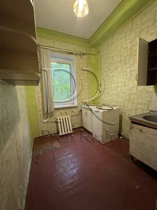 Sale of a 3-room apartment at Yuri Lytvynsky 56