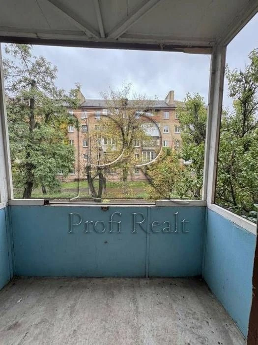Sale of a 3-room apartment at Yuri Lytvynsky 56