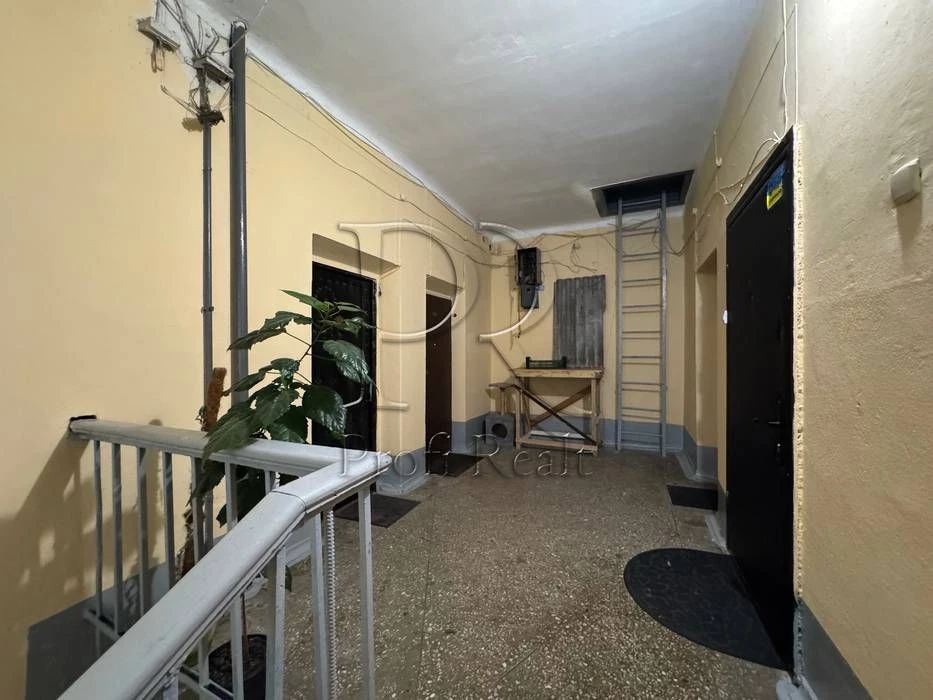 Sale of a 3-room apartment at Yuri Lytvynsky 56