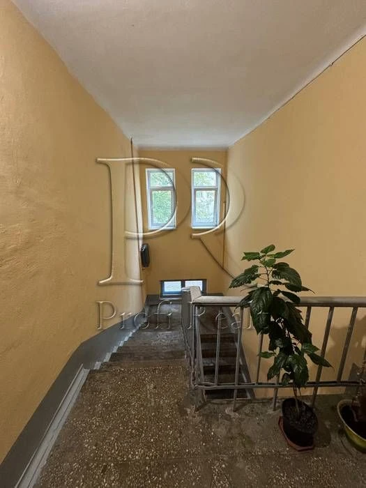 Sale of a 3-room apartment at Yuri Lytvynsky 56