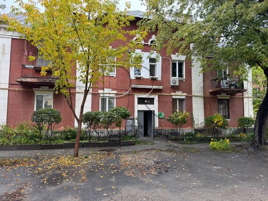 Sale of a 3-room apartment at Yuri Lytvynsky 56