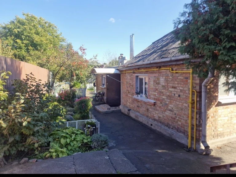 Sale of a one-story house 81.9 sq.m. in a prime location, in Podil.