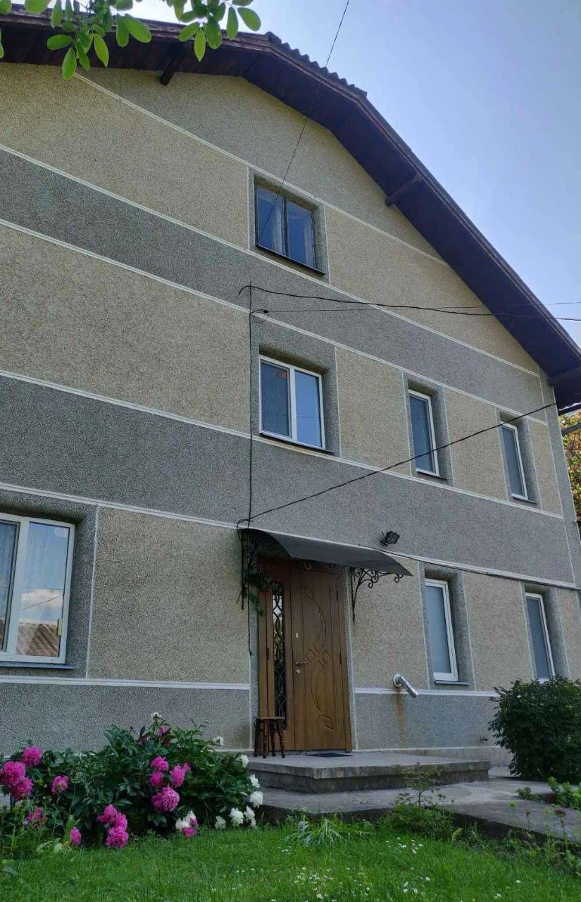 Selling a large house. Possible exchange for apartments with an additional payment.