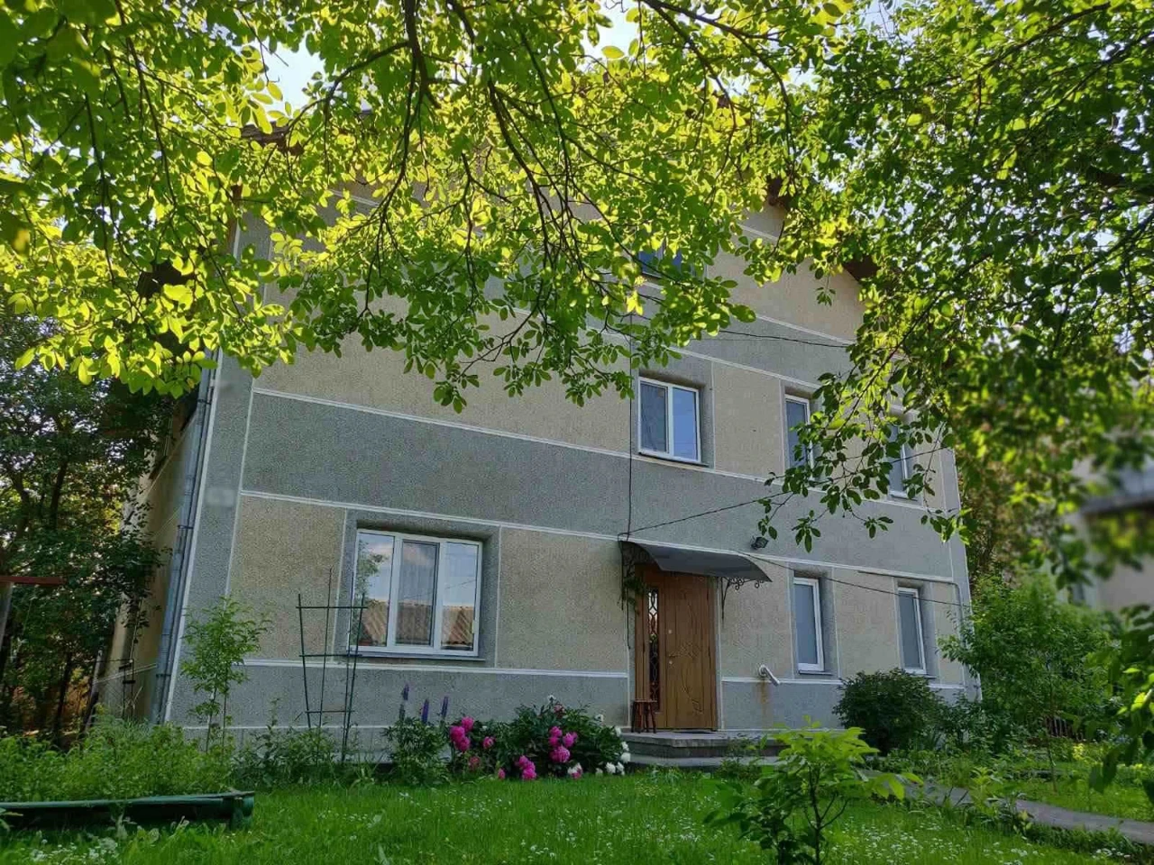 Selling a large house. Possible exchange for apartments with an additional payment.