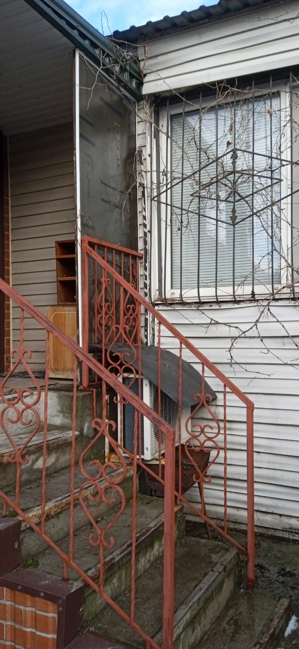 Part of a house, all amenities!