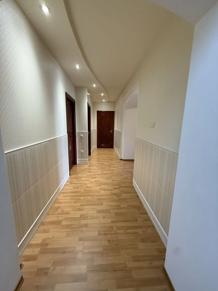 4 rooms in the center. Boulevard Shevchenko 250