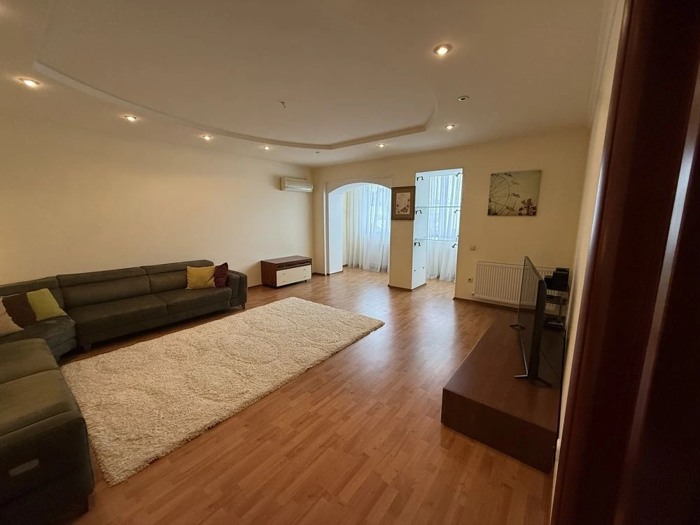 4 rooms in the center. Boulevard Shevchenko 250