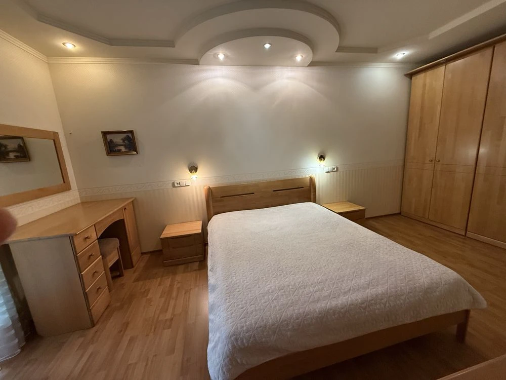 4 rooms in the center. Boulevard Shevchenko 250