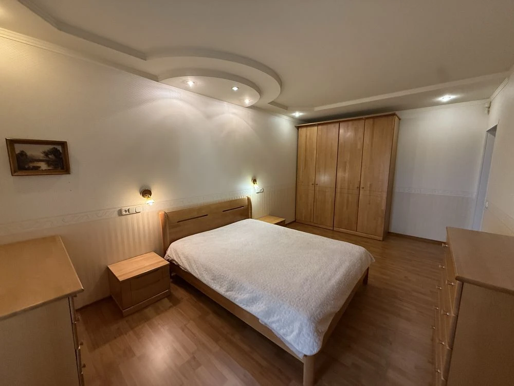 4 rooms in the center. Boulevard Shevchenko 250