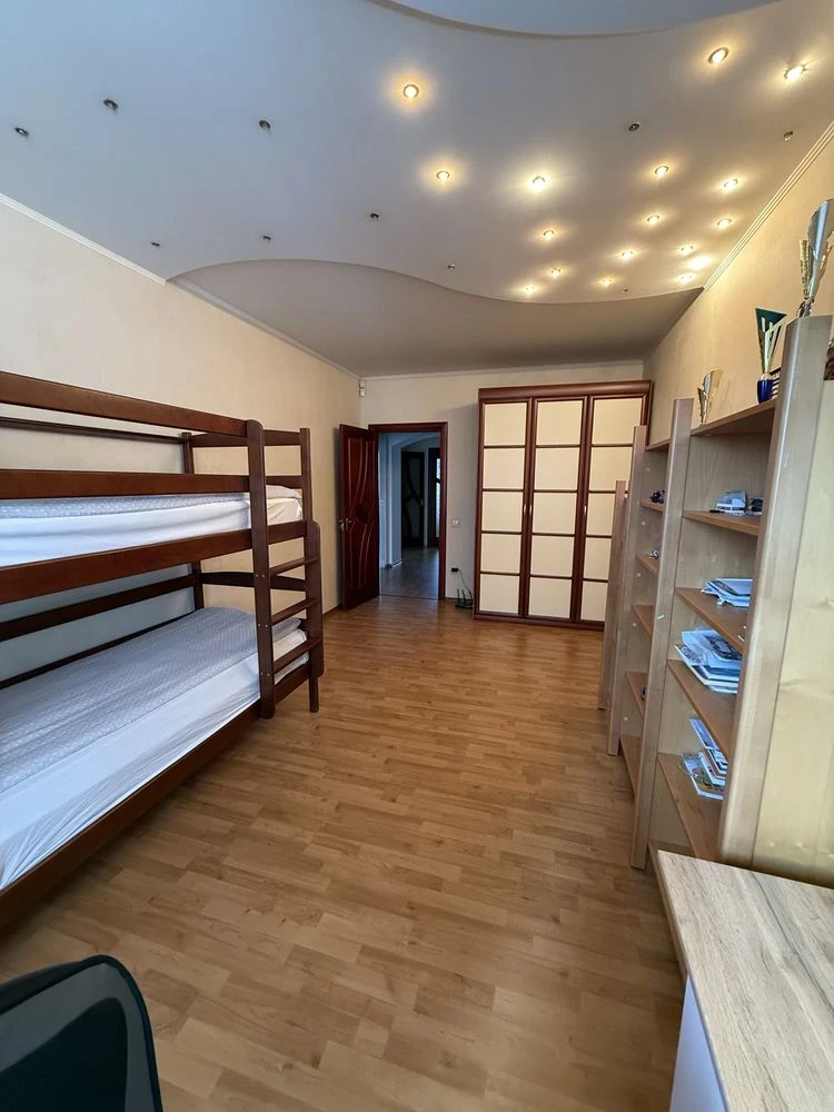 4 rooms in the center. Boulevard Shevchenko 250