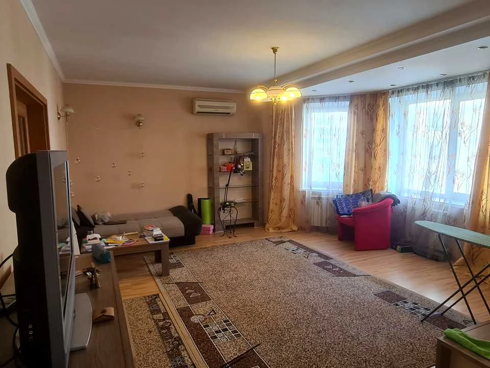 Квартира. Київ, Микільсько-Слобідська вулиця
