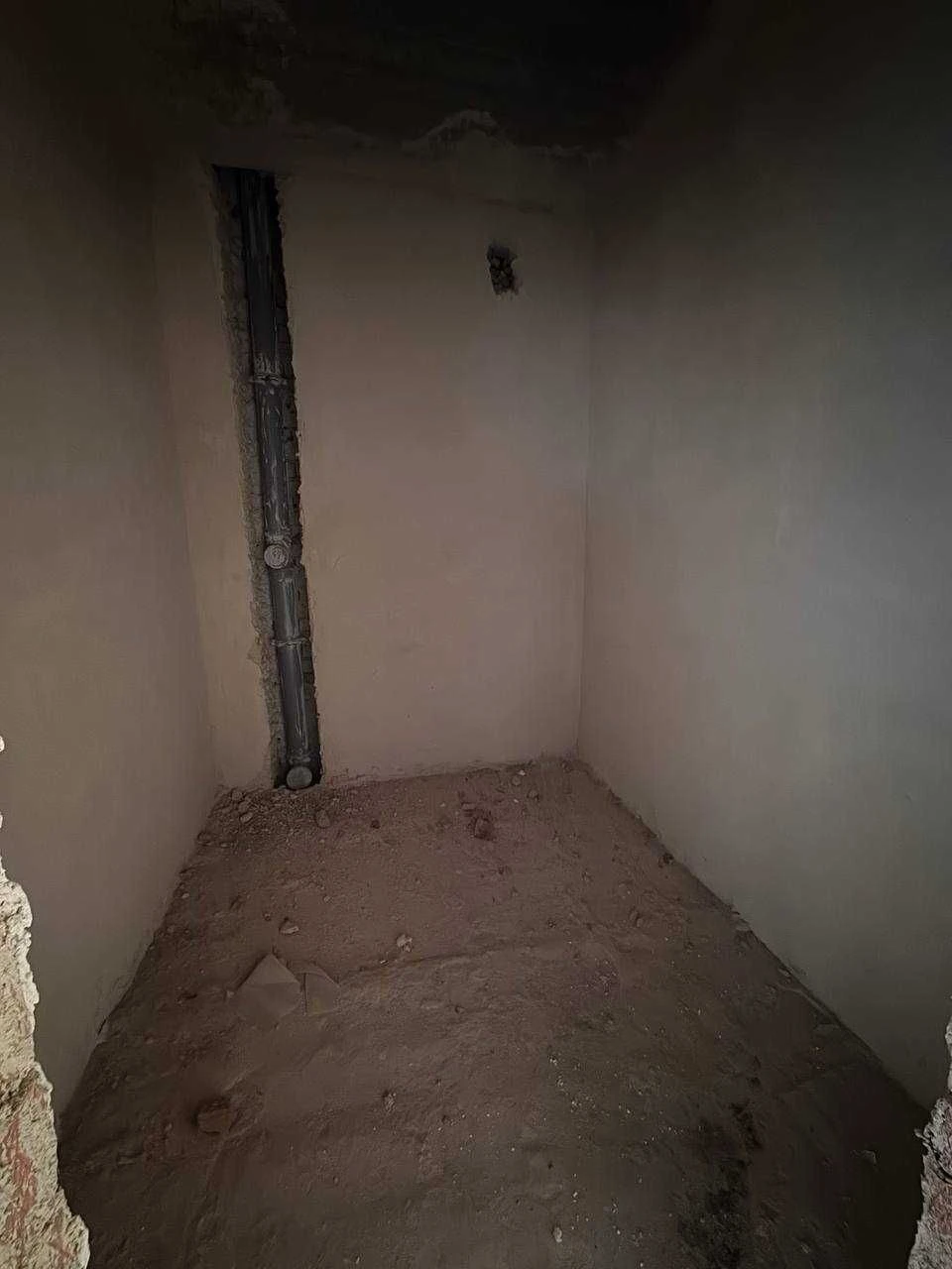 Large 3-bedroom apartment ready for renovation! Occupied complex