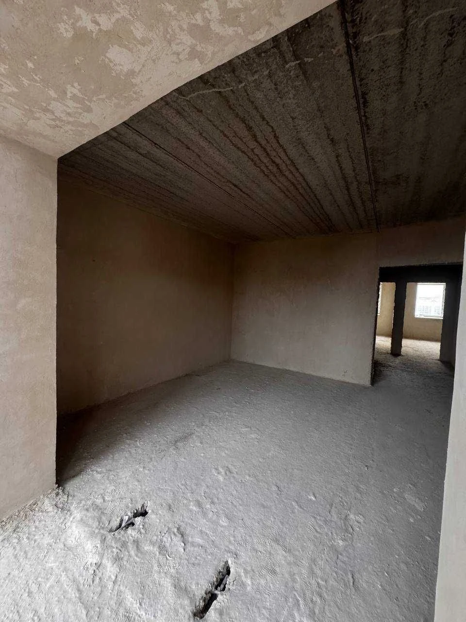 Large 3-bedroom apartment ready for renovation! Occupied complex