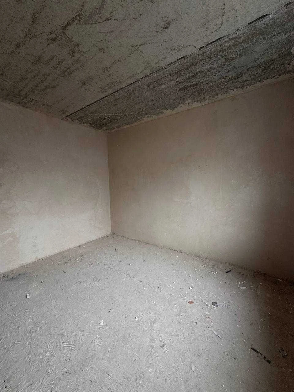 Large 3-bedroom apartment ready for renovation! Occupied complex