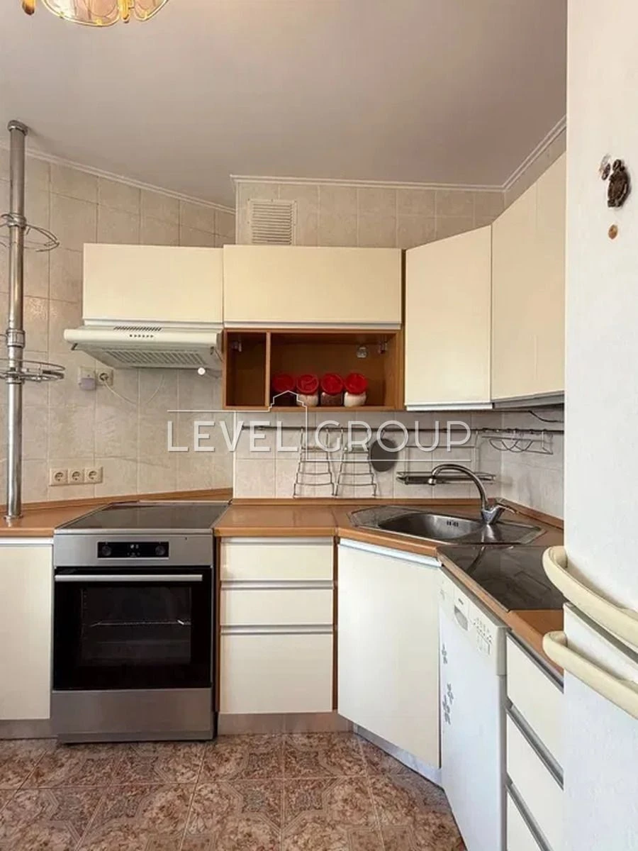 Offering a spacious and bright apartment with good renovation