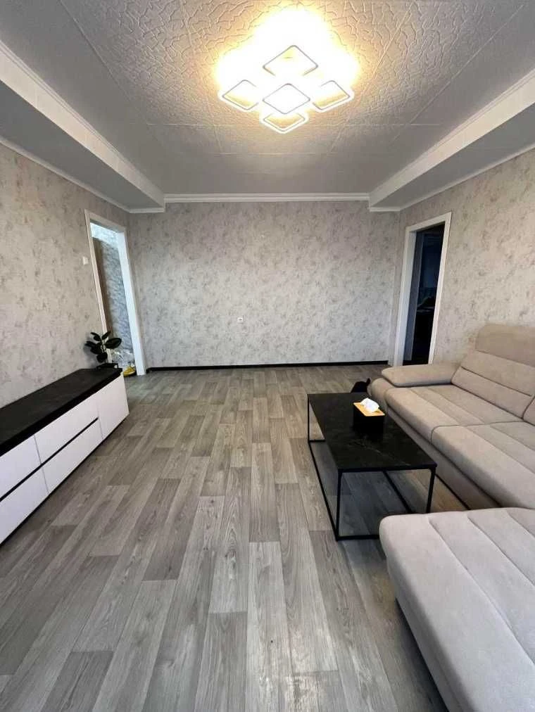 Продаж 3-кімнатної квартири світлої та просторої з меблями