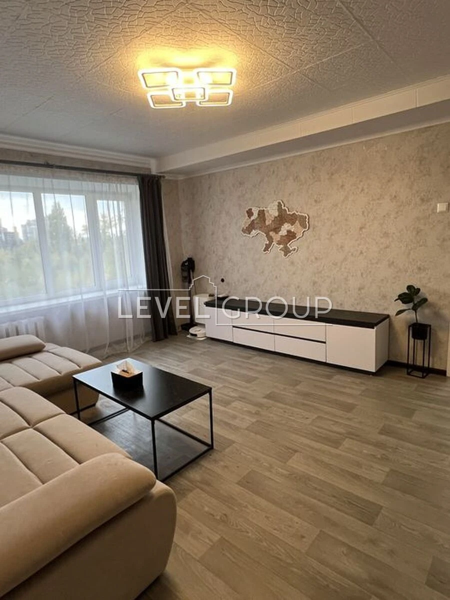 Продается 3-комнатная квартира общей площадью 64 м²