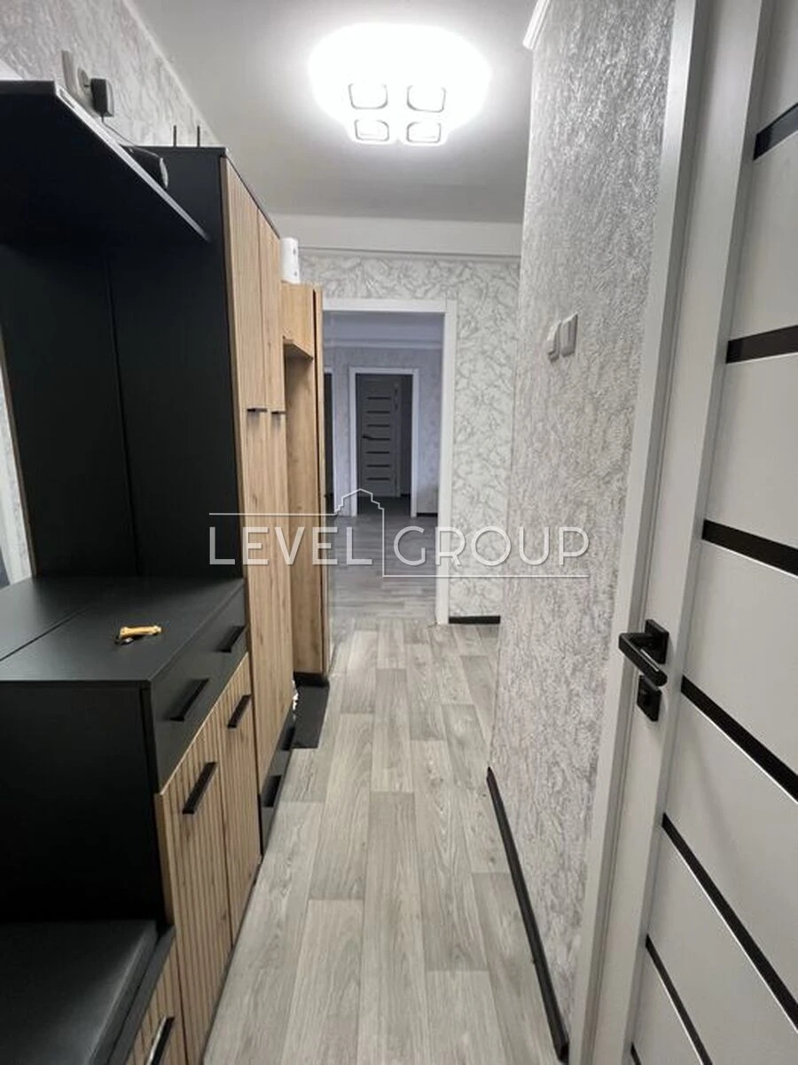 Продается 3-комнатная квартира общей площадью 64 м²