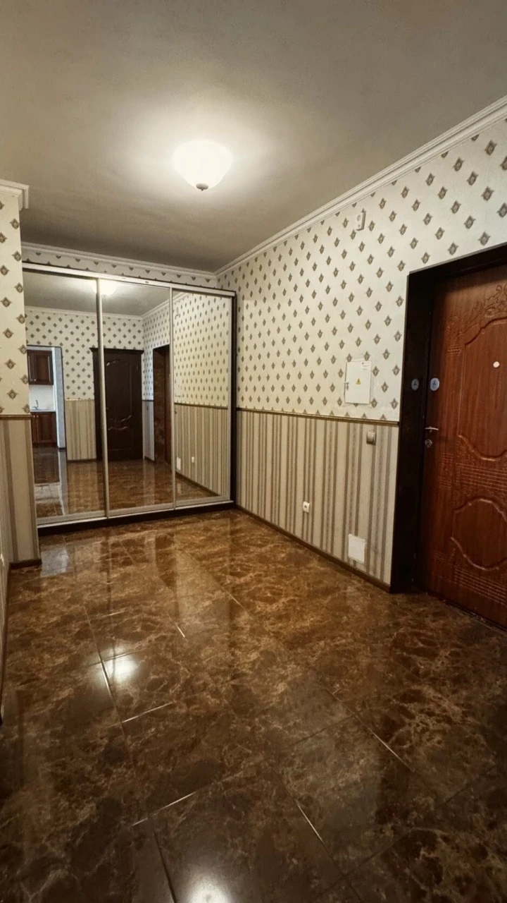 Продається 1-кімнатна квартира 46 м², вулиця Драгоманова, 2А