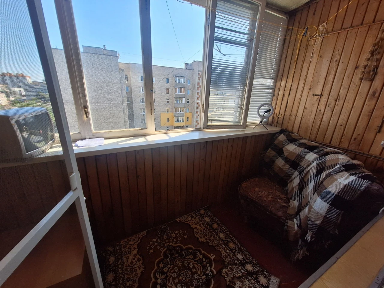 Available Bedroom for a Girl on Chaykovskogo Street