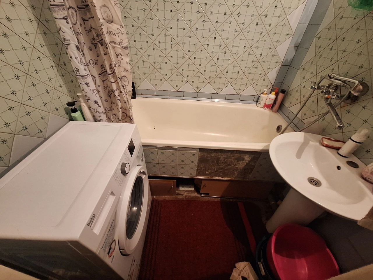 Available Bedroom for a Girl on Chaykovskogo Street