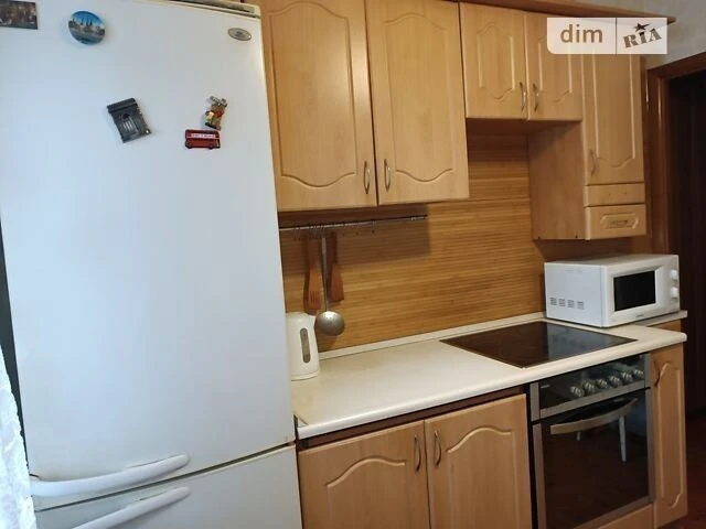 Здається в оренду кімната на вулиці Азербайджанська, 8Б, на довгий термін