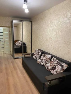 Selling a 3-room apartment in the Botanical Garden with major renovations.