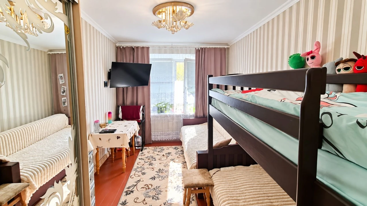 For sale: Spacious room of 26.6 sq m in Vyshenka.