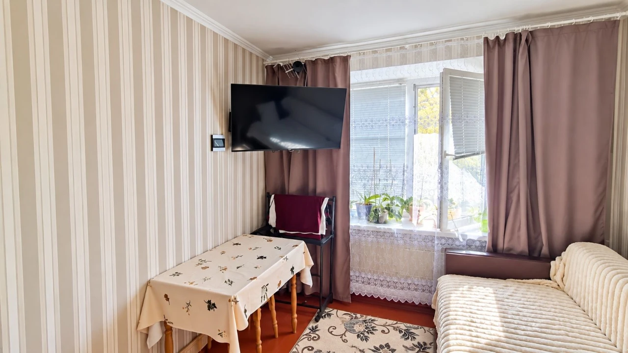 For sale: Spacious room of 26.6 sq m in Vyshenka.