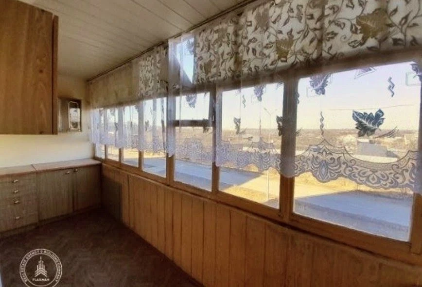 Продается просторная комната в общежитии с балконом, 36 м²