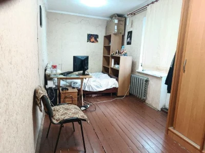 Продається 2-кімнатна квартира в гуртожитку Польова