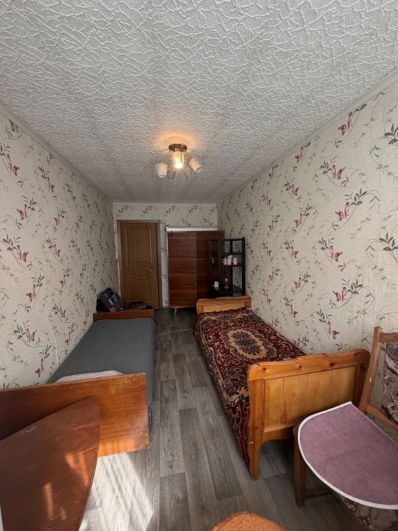 Room 13.4 sq m in a 2-room apartment - Street of the Heavenly Hundred