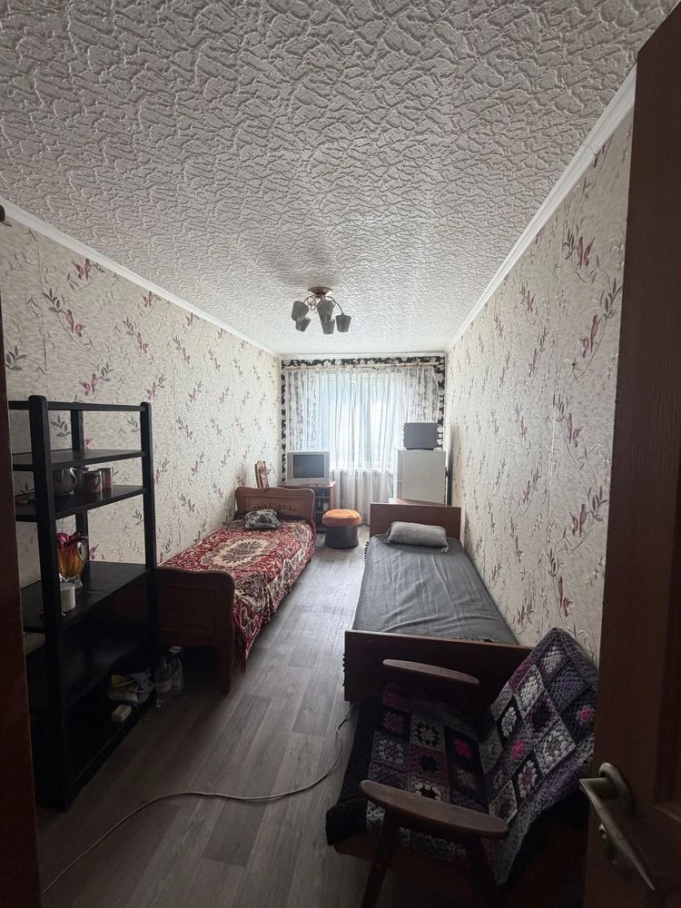 Кімната 13,4 м² у 2-кімнатній квартирі — вул. Небесної Сотні
