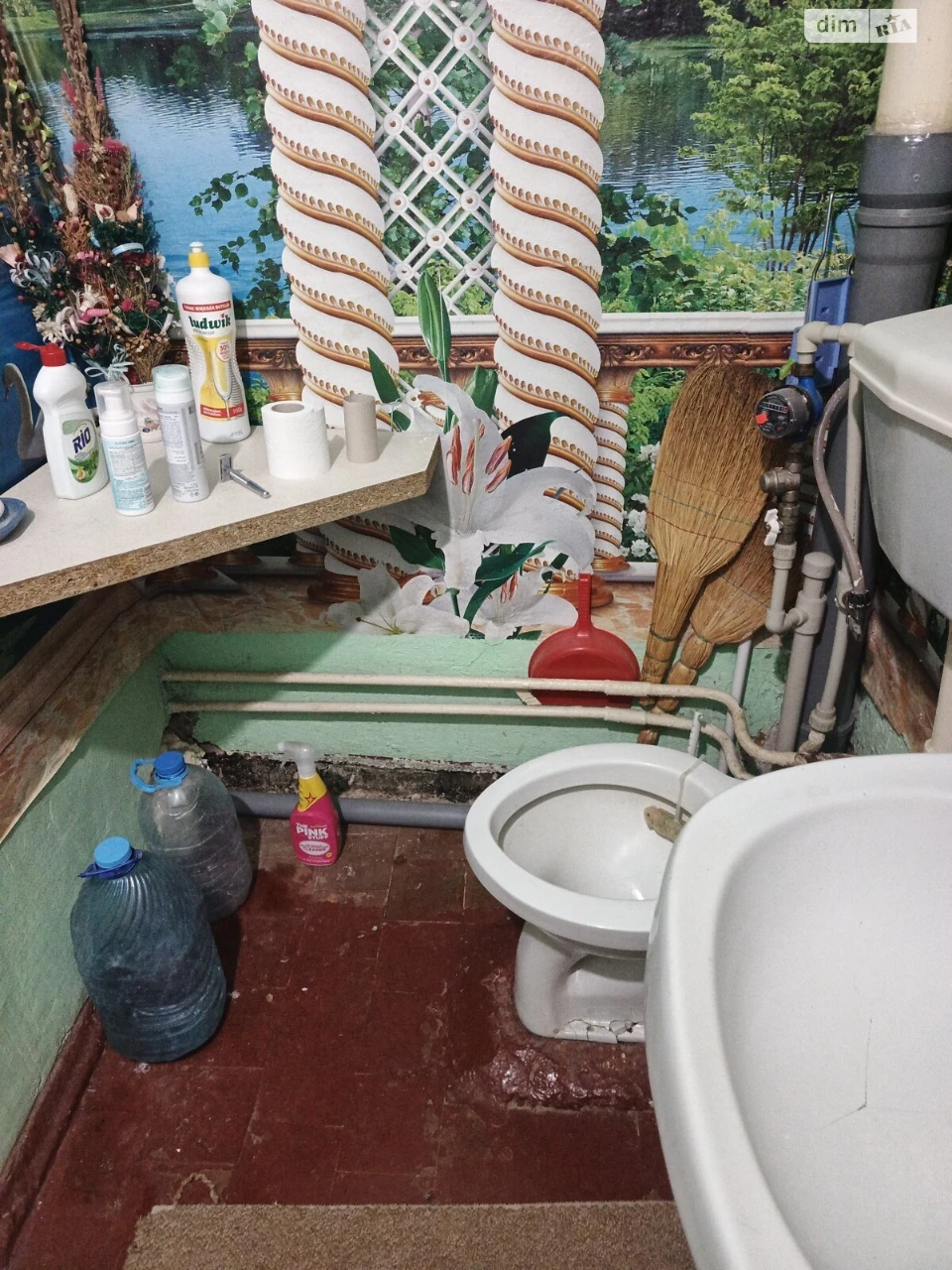 Selling Room in Southwestern Section