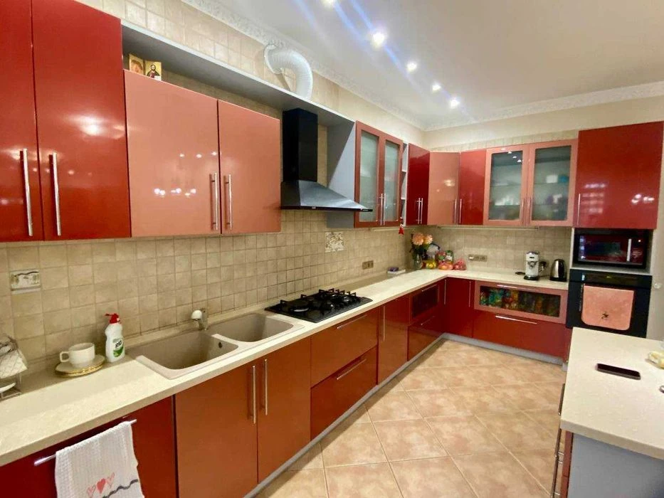 Продам простору видову 3к квартиру біля стадіону