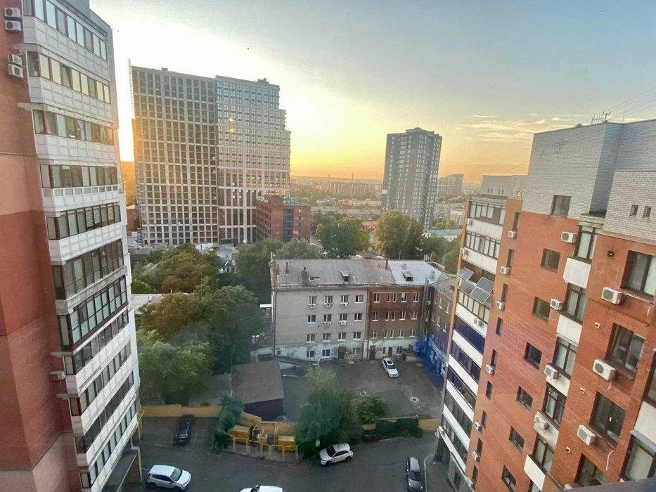 Продам простору видову 3к квартиру біля стадіону
