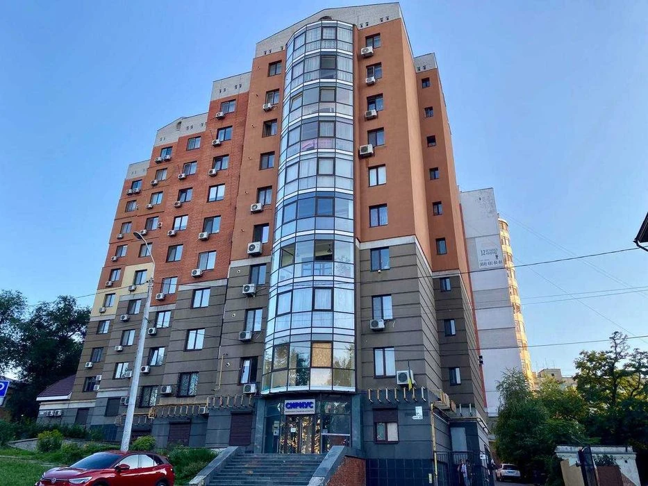 Продам простору видову 3к квартиру біля стадіону