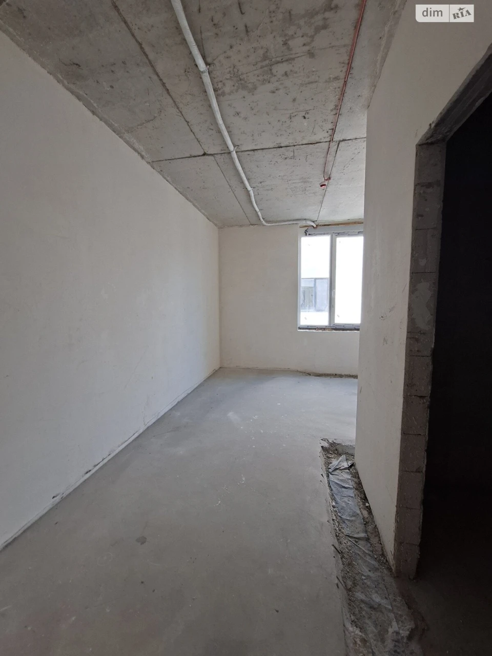 Sale Room Near Train Station