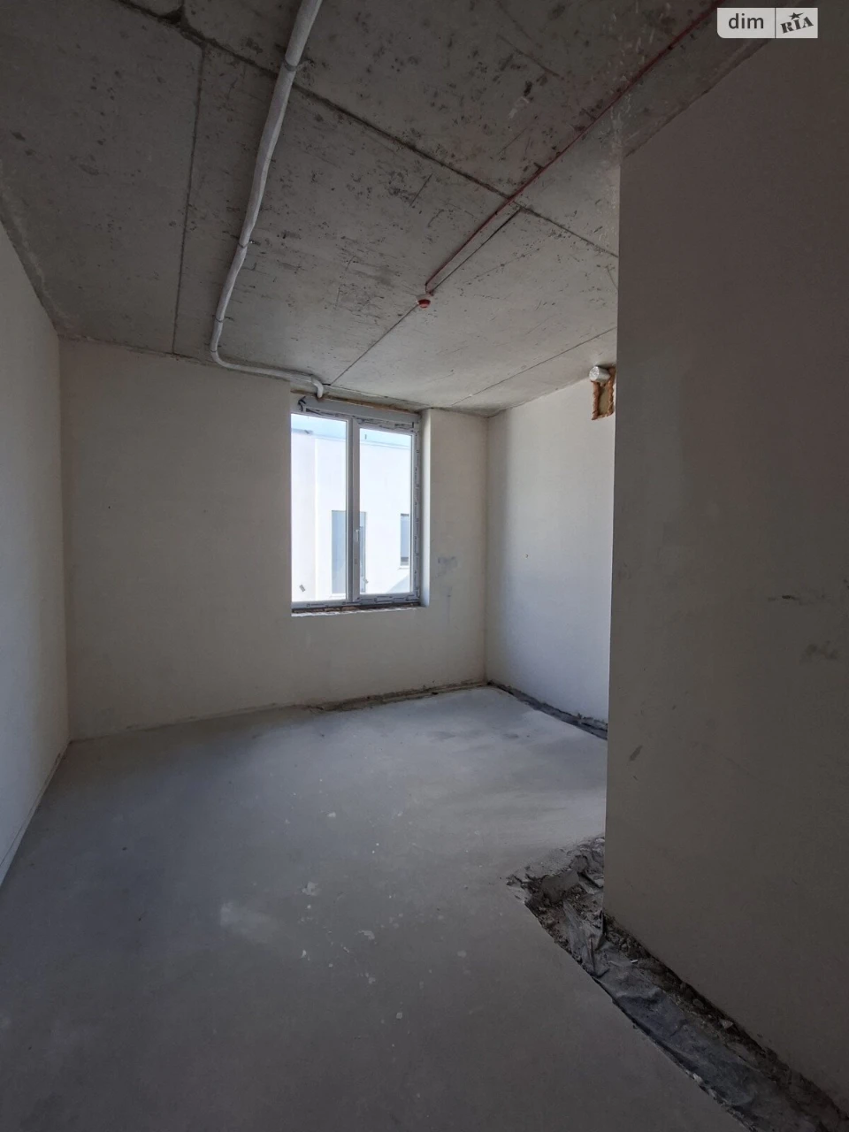 Sale Room Near Train Station