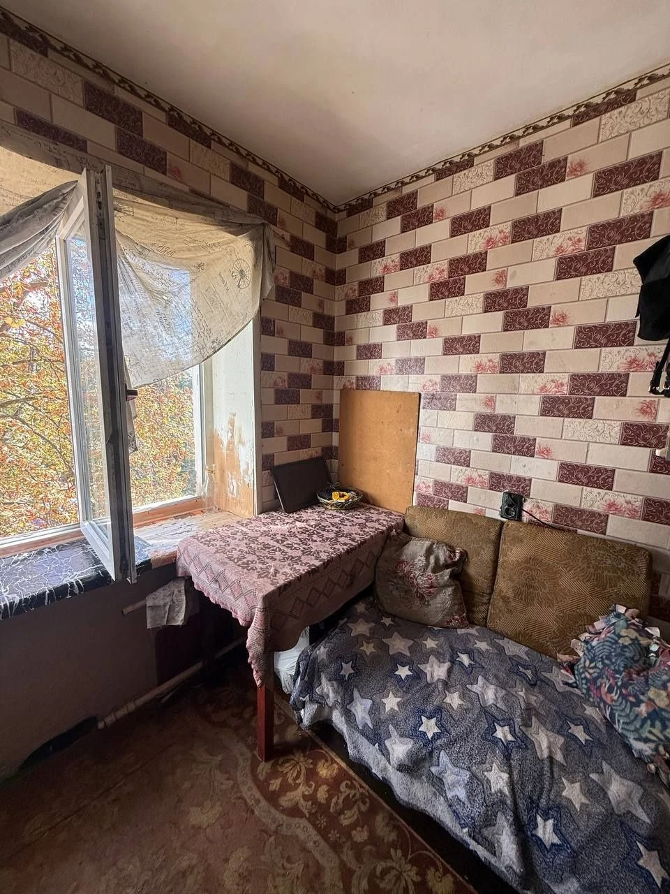 Room in a dormitory. Shevchenko 47. Red Bridge.