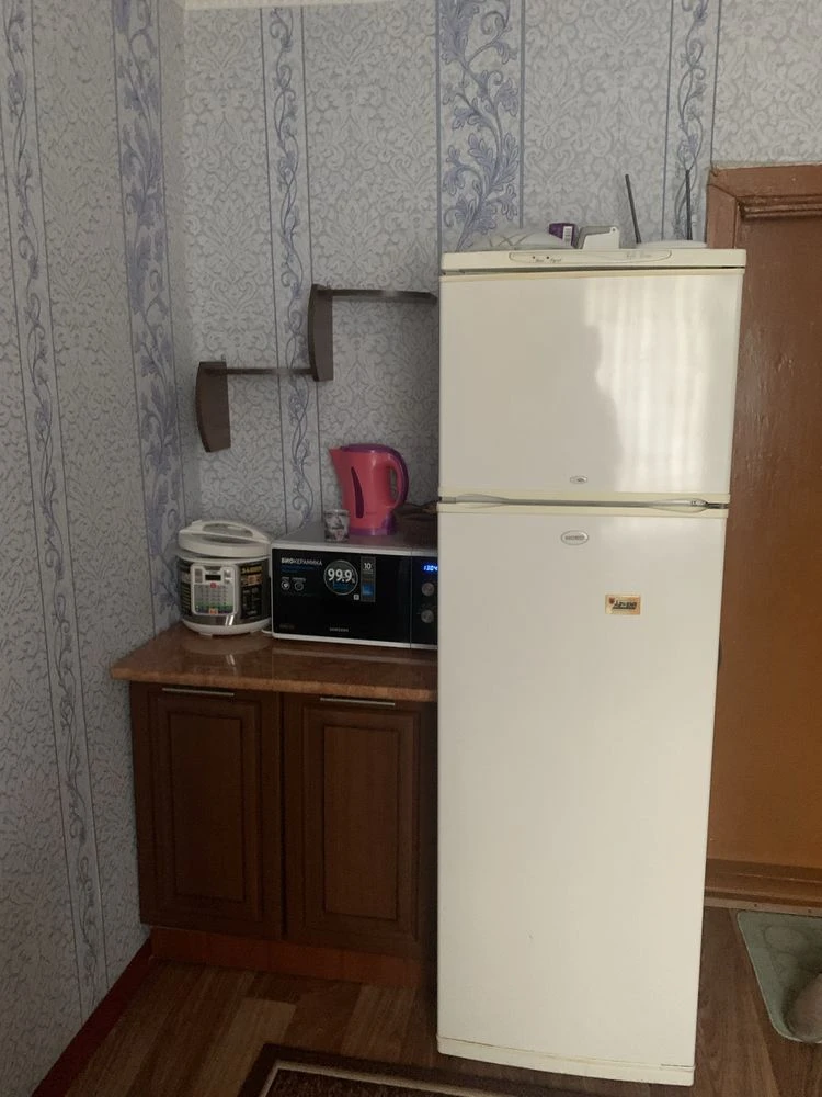 Sale of a comfortable room. Address: 171/Hollywood, Hrushevsky Street. Furnished.