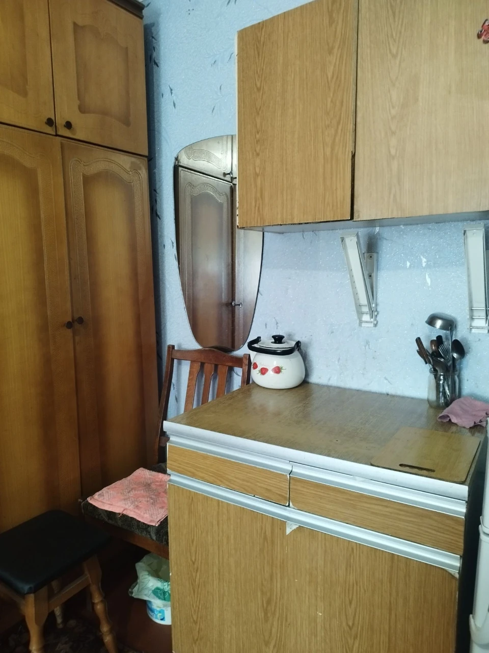 Продається кімната в гуртожитку.