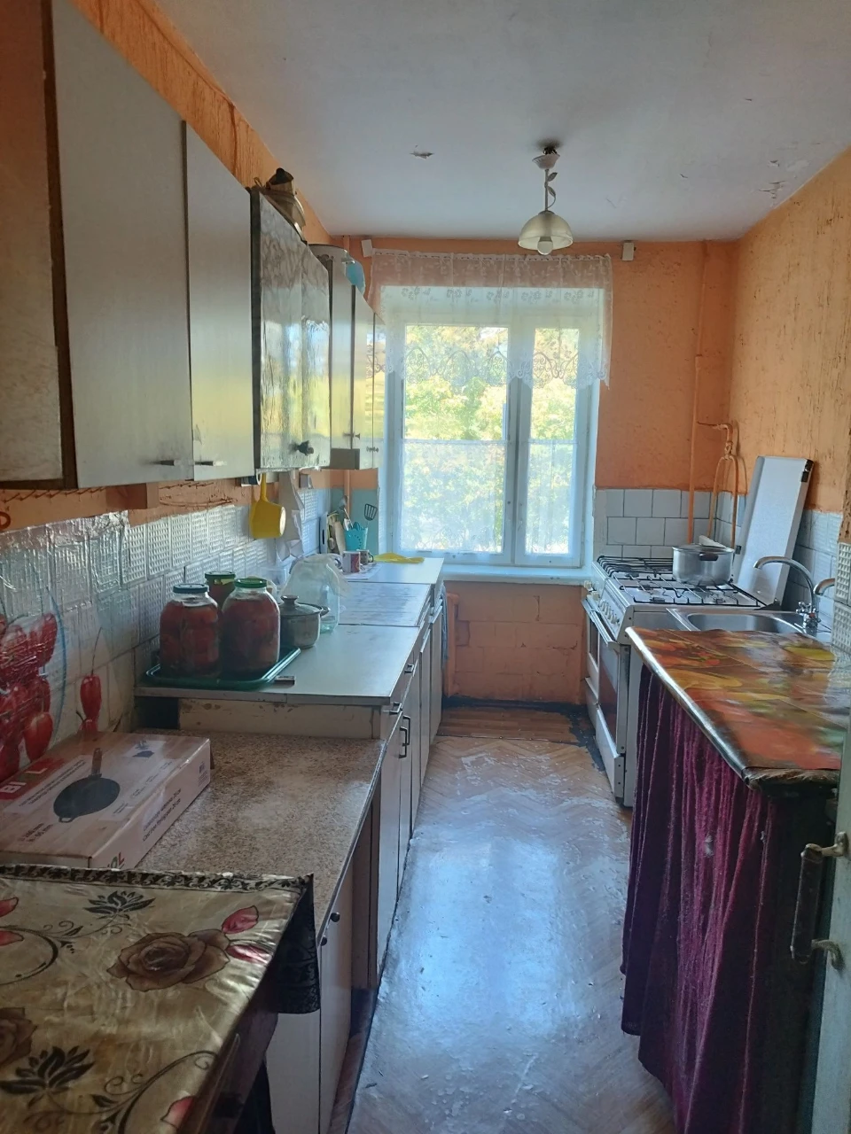 Продається кімната в гуртожитку.