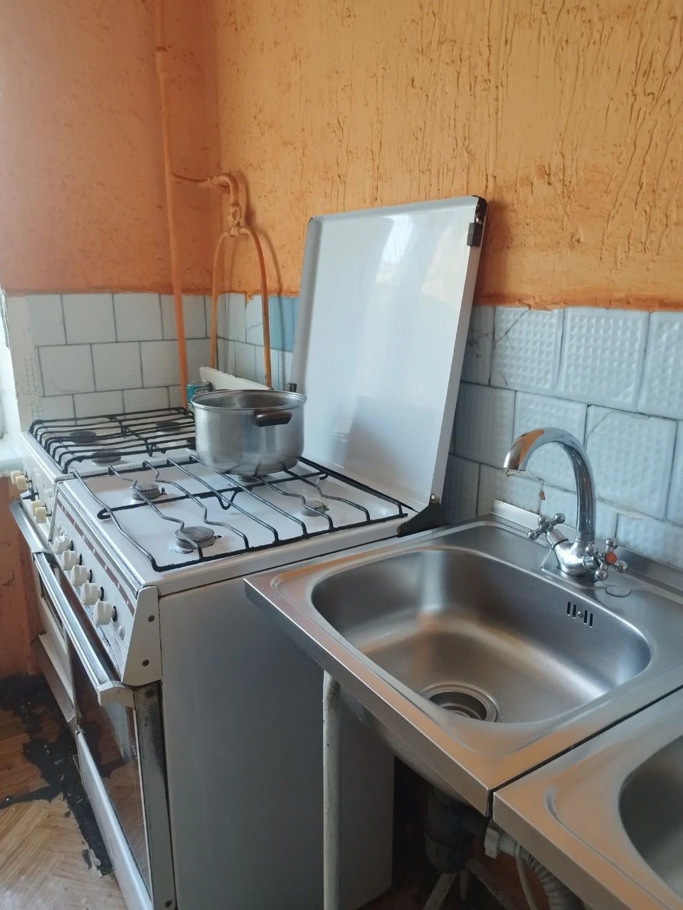 Продається кімната в гуртожитку.