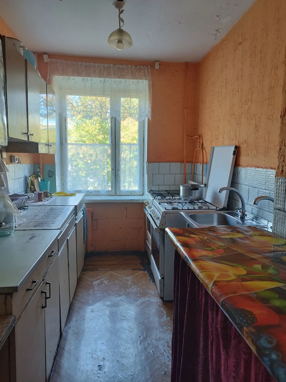 Продається кімната в гуртожитку.