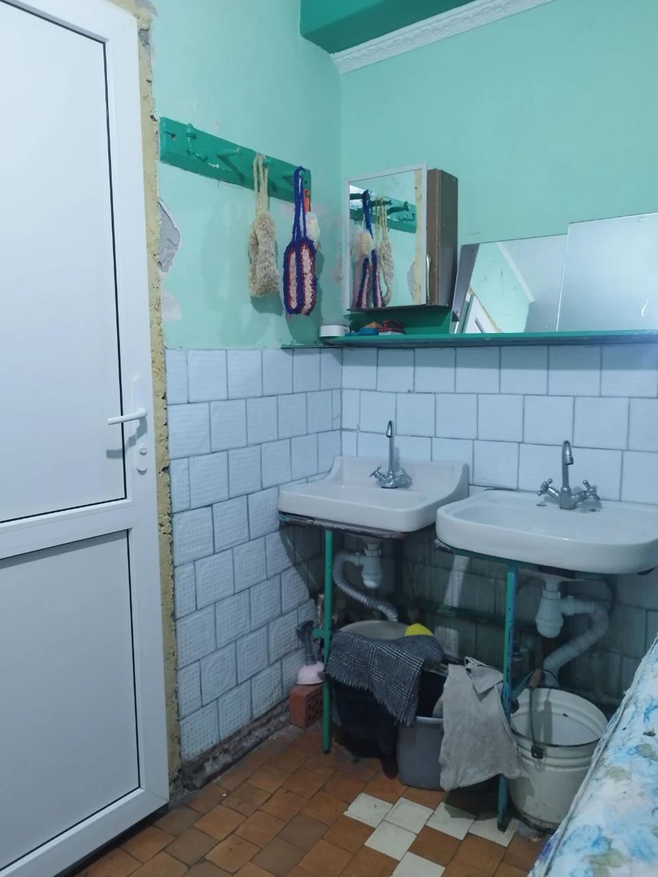 Продається кімната в гуртожитку.
