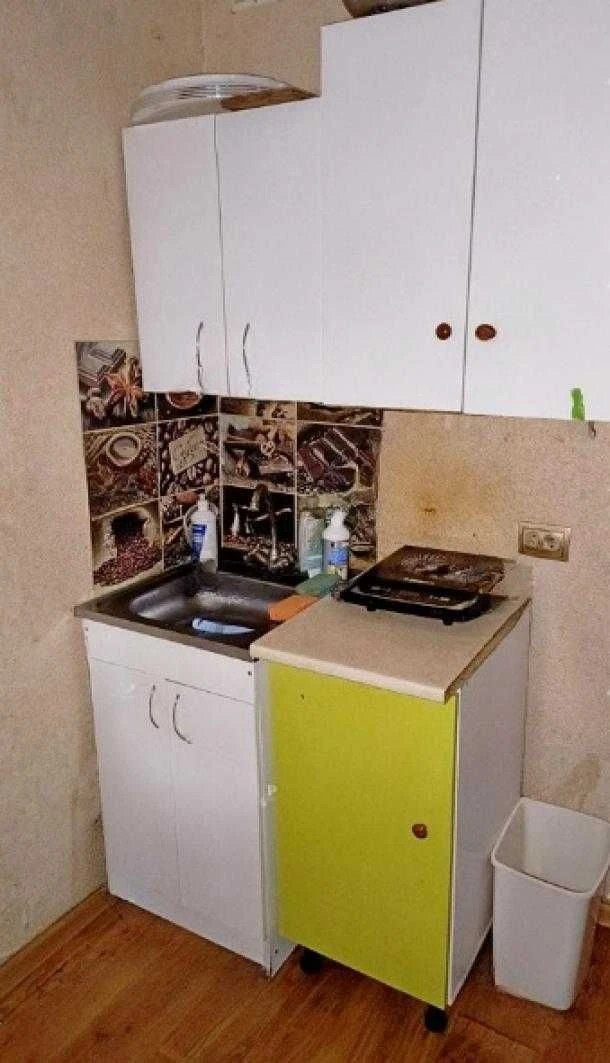 Продається кімната 13 кв.м. біля метро "Армійська".