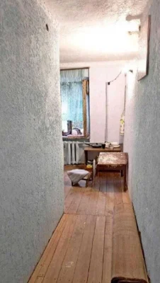 Продається кімната 13 кв.м. біля метро "Армійська".