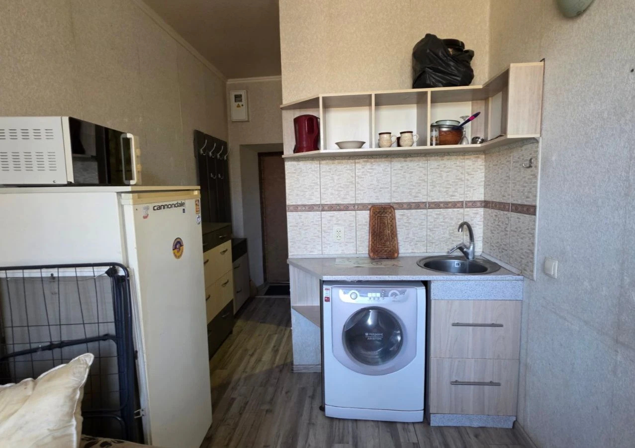 Продается недорогая гостинка рядом с метро ХТЗ - полный ремонт.